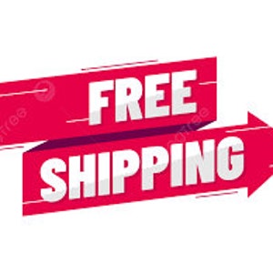 Puede incluir: Una pancarta roja con las palabras "FREE SHIPPING" en letras may&uacute;sculas blancas. La pancarta tiene un dise&ntilde;o de cinta con una flecha que apunta hacia la derecha, lo que sugiere una oferta promocional.