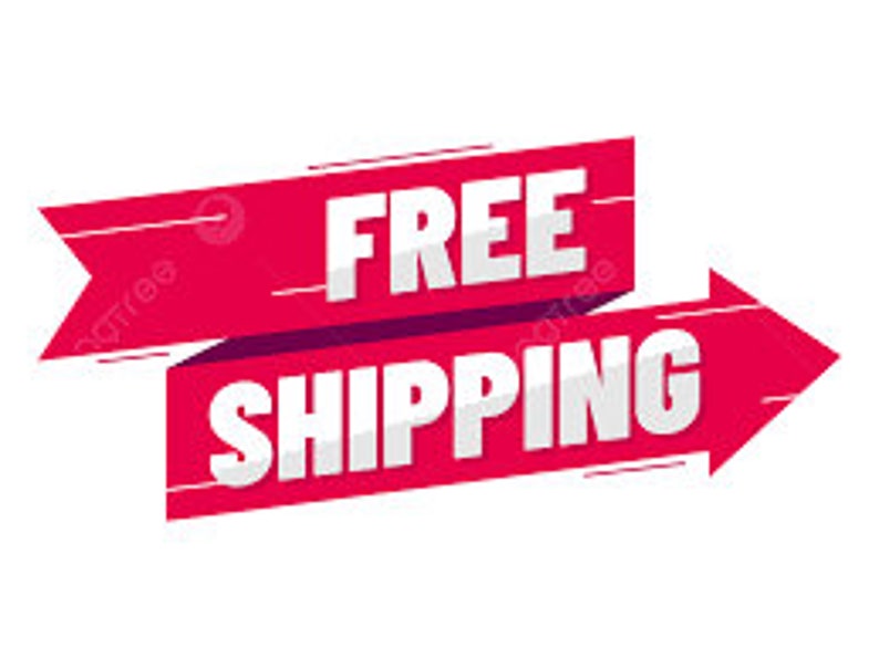 Puede incluir: Una pancarta roja con las palabras "FREE SHIPPING" en letras may&uacute;sculas blancas. La pancarta tiene un dise&ntilde;o de cinta con una flecha que apunta hacia la derecha, lo que sugiere una oferta promocional.