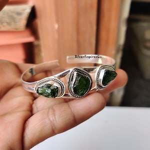 Bangle met ruwe groene peridot edelsteen, verstelbare bangle, massief 925 sterling zilver, armband voor dames, armband voor feestjes, prachtige armband als cadeau.