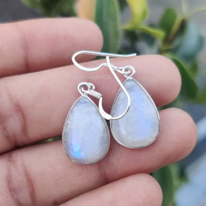 Eleganta örhängen i månsten i silver, hängen i eterisk ädelsten, örhängen i 925 sterlingsilver, handgjord hantverksdesign, perfekta presentsmycken