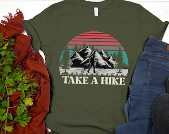 Camiseta retrô com estampa de pôr do sol nas montanhas e trilhas, presente perfeito para aventureiros.