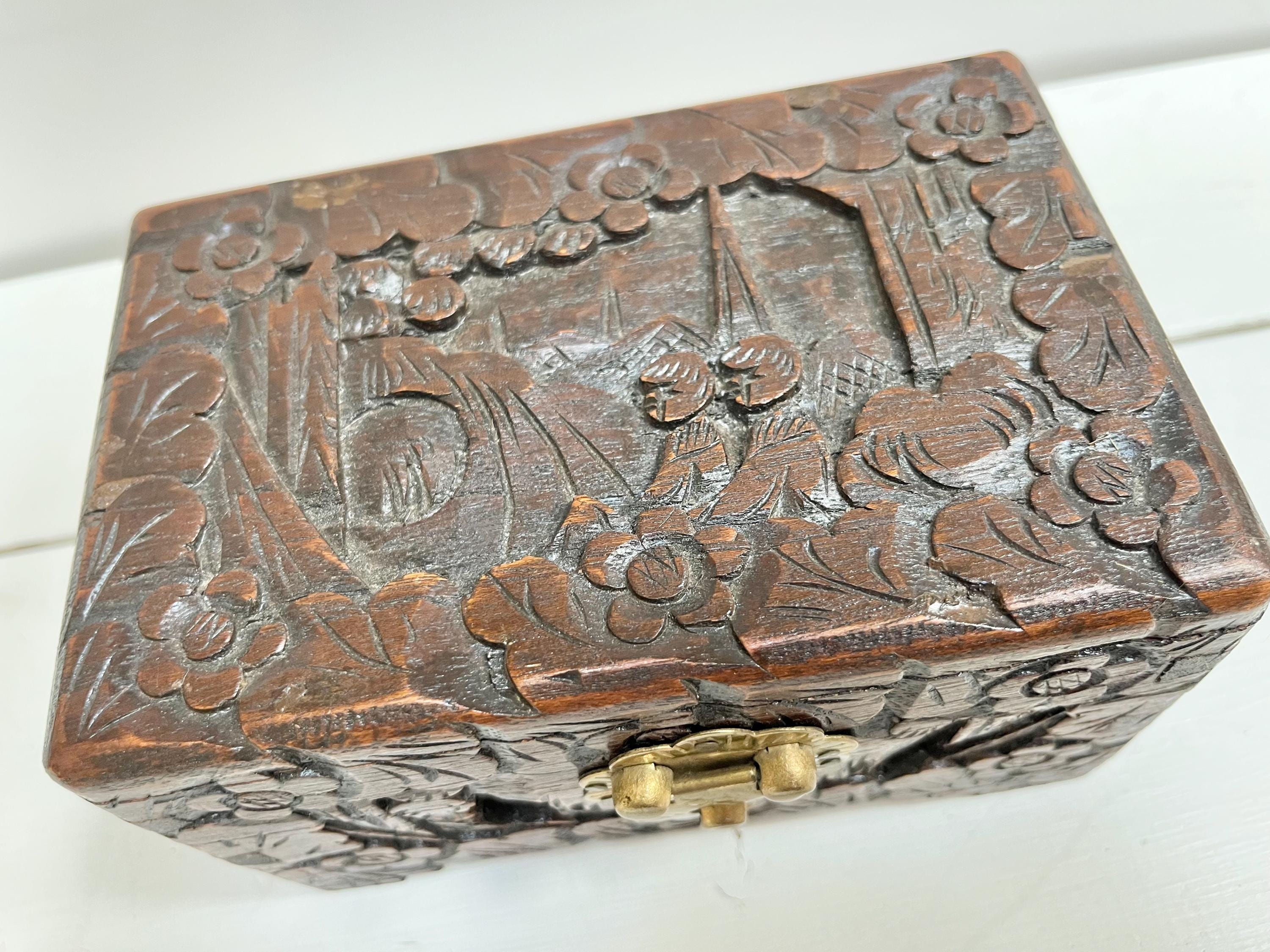 ヴィンテージの中国彫刻木箱：真鍮留め金付き花飾り小物入れ - Etsy 日本
