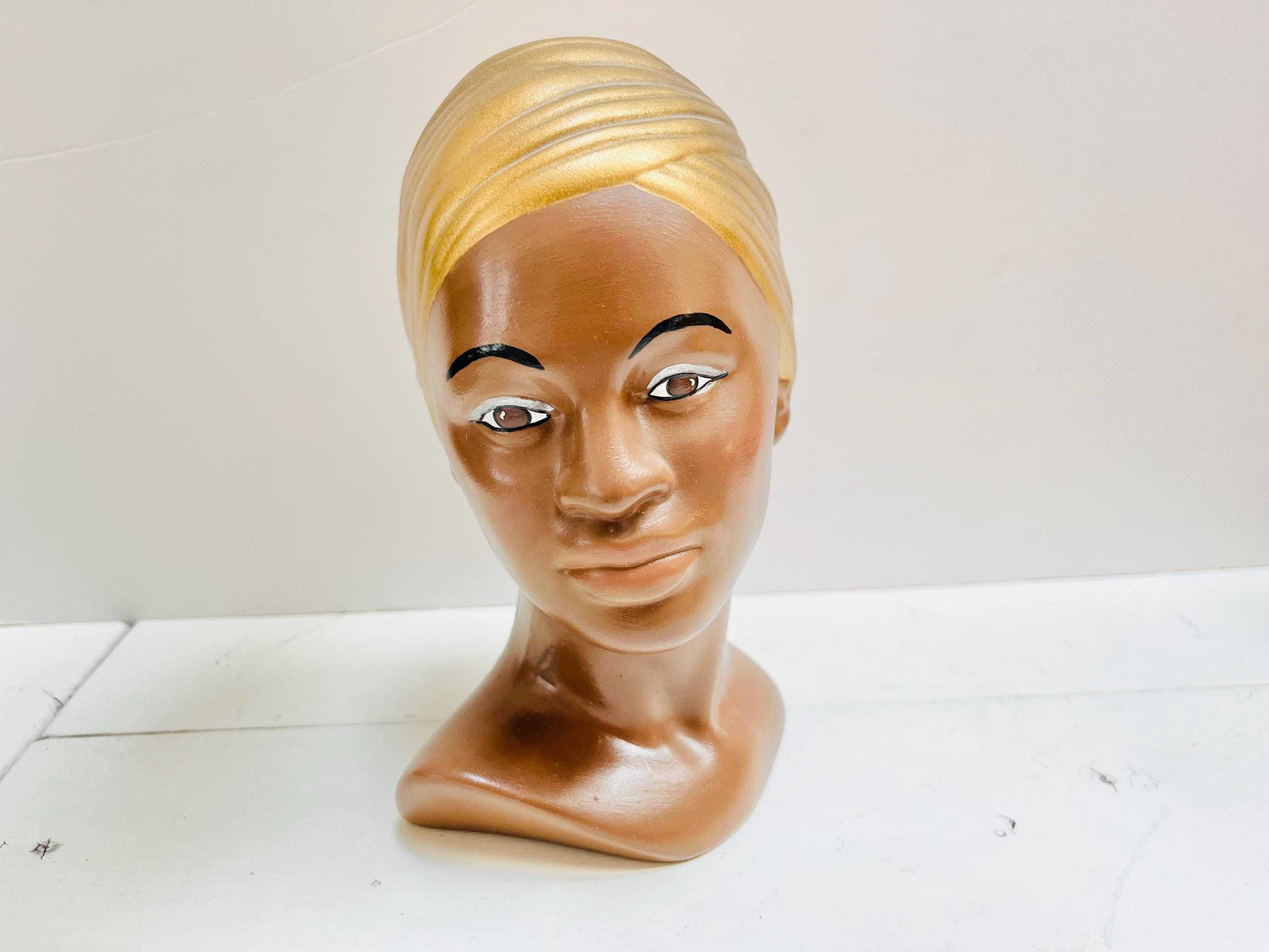 ヴィンテージチョークウェアの女性胸像：1970年代の手描きの金の