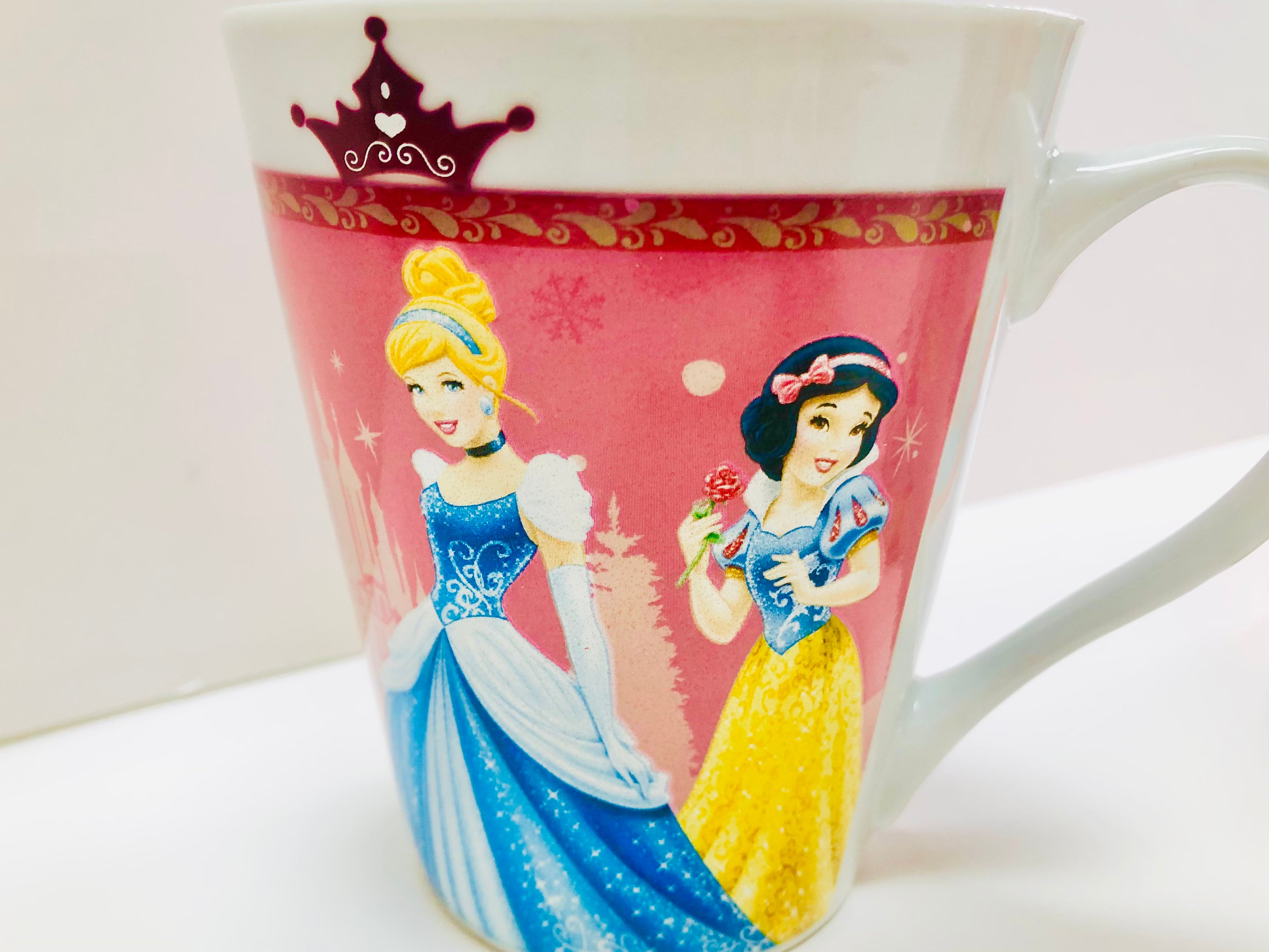 ディズニープリンセスの色が変わるマグカップ：ベル、ラプンツェルなど