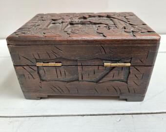 ヴィンテージの中国彫刻木箱：真鍮留め金付き花飾り小物入れ - Etsy 日本