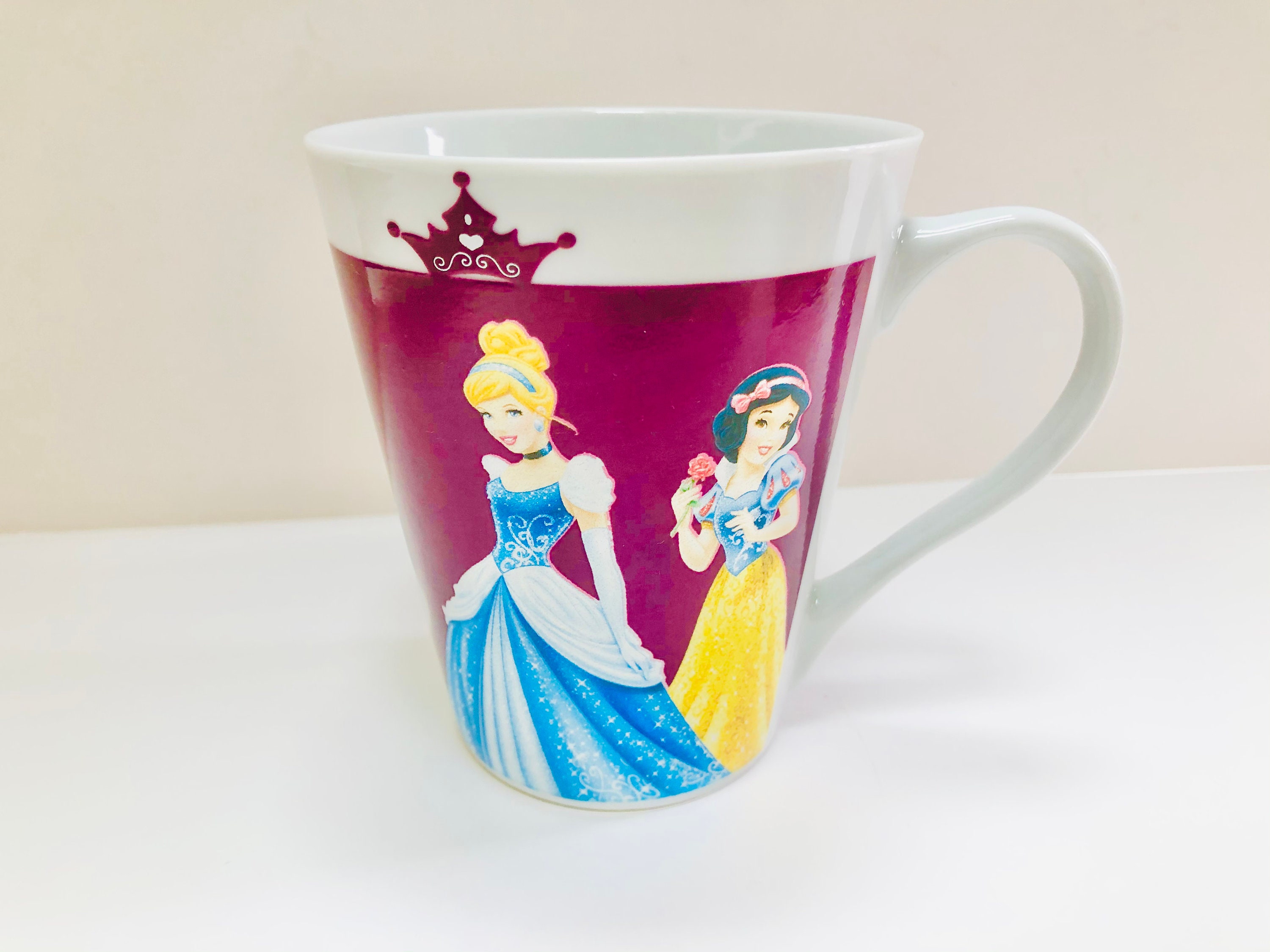ディズニープリンセスの色が変わるマグカップ：ベル、ラプンツェルなど