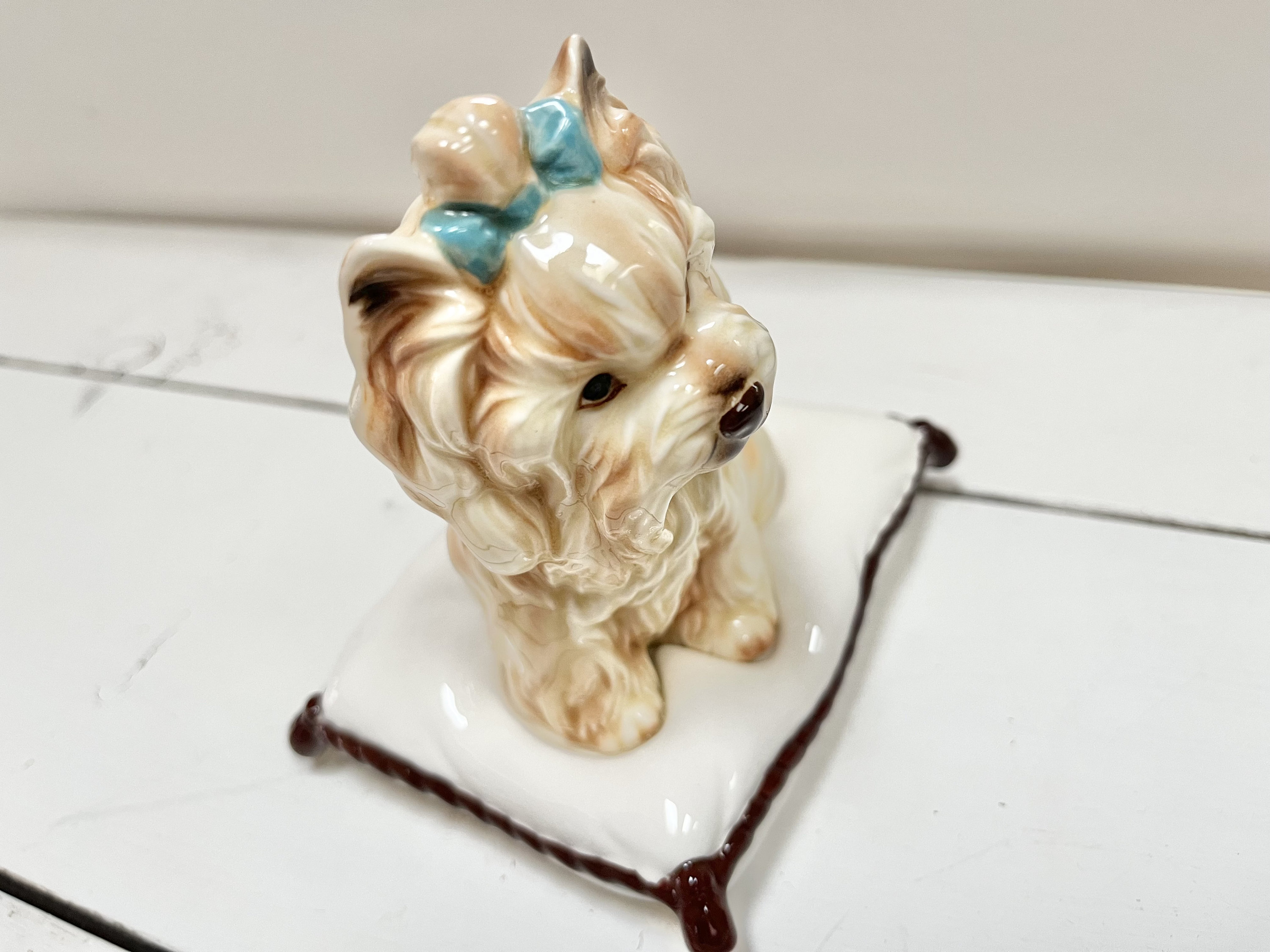 陶器のヨークシャーテリアの置物：枕の上の艶出し加工された子犬