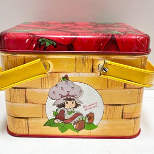 Vintage 1980’s Tin Strawberry Shortcake Lunch Pail Picnic Basket Cheinco