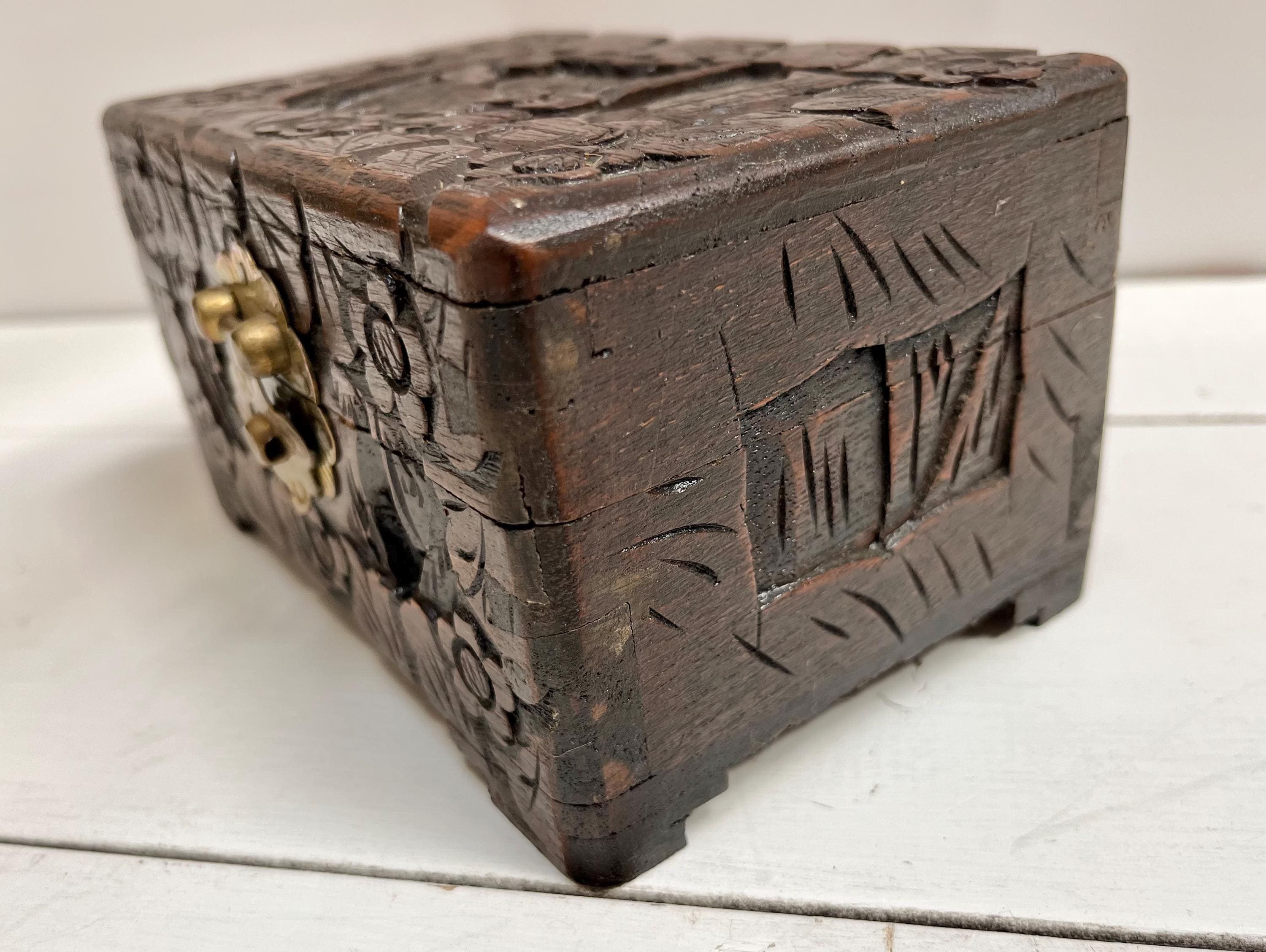 ヴィンテージの中国彫刻木箱：真鍮留め金付き花飾り小物入れ - Etsy 日本