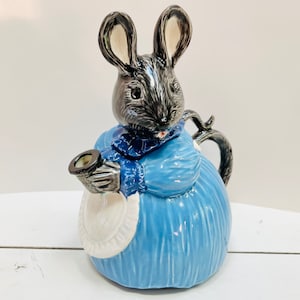 Tetera de cerámica pintada a mano con forma de ratón: Vestido azul, cerámica vintage.