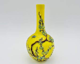 Jarrón antiguo en miniatura de arte chino con forma de capullo: Árbol de flores de porcelana amarilla en relieve.
