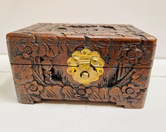 ヴィンテージの中国彫刻木箱：真鍮留め金付き花飾り小物入れ - Etsy 日本