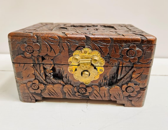 ヴィンテージの中国彫刻木箱：真鍮留め金付き花飾り小物入れ - Etsy 日本