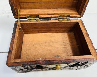 ヴィンテージの中国彫刻木箱：真鍮留め金付き花飾り小物入れ - Etsy 日本
