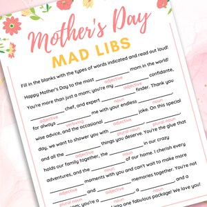 K&ouml;nnte beinhalten: Ein rosa-wei&szlig;es, druckbares Mad Libs-Spiel zum Muttertag mit floralen Illustrationen. F&uuml;llen Sie die L&uuml;cken mit den angegebenen Wortarten aus und lesen Sie es laut vor! Alles Gute zum Muttertag an die ____ Mama der Welt!
