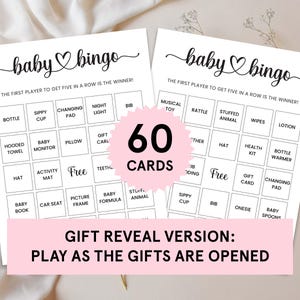 Op de afbeelding: Een set van 60 printbare baby bingo-kaarten. De kaarten bevatten een verscheidenheid aan babygerelateerde items, zoals flessen, slabben en knuffels. De tekst "Gift Reveal Version: Play as the gifts are opened" staat onderaan de kaarten gedrukt.