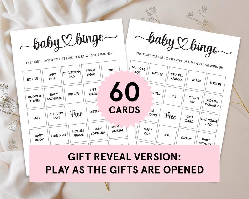 Op de afbeelding: Een set van 60 printbare baby bingo-kaarten. De kaarten bevatten een verscheidenheid aan babygerelateerde items, zoals flessen, slabben en knuffels. De tekst "Gift Reveal Version: Play as the gifts are opened" staat onderaan de kaarten gedrukt.