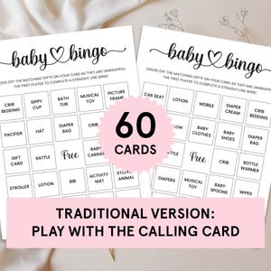 Op de afbeelding: Twee witte kaarten met zwarte tekst en een roze hart. De kaarten zijn voor een babyshower-spel genaamd "Baby Bingo". De kaarten hebben een raster met vierkanten met verschillende babyartikelen die in elk vierkant zijn vermeld. De tekst onderaan de kaarten luidt "Traditionele versie: Speel met de oproepkaart".