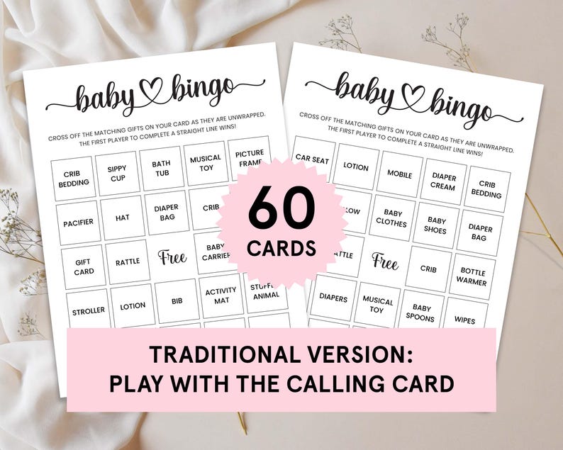 Op de afbeelding: Twee witte kaarten met zwarte tekst en een roze hart. De kaarten zijn voor een babyshower-spel genaamd "Baby Bingo". De kaarten hebben een raster met vierkanten met verschillende babyartikelen die in elk vierkant zijn vermeld. De tekst onderaan de kaarten luidt "Traditionele versie: Speel met de oproepkaart".