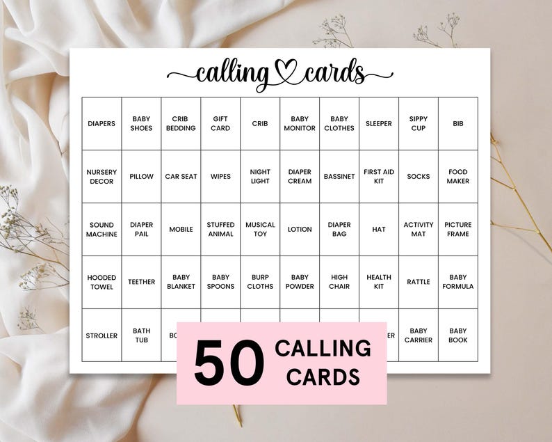 Op de afbeelding: Een zwart-witte printbare bingokaart met de woorden "calling cards" bovenaan. De kaart heeft een 5x5 raster met verschillende babygerelateerde items die in elk vierkant staan, zoals luiers, wiegbedding, babyfoon, babykleding en meer.