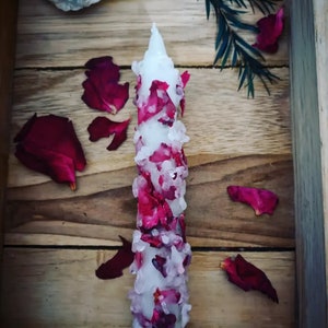 Bougie incrusté de quartz rose et pétales de rose. Utile Pour intention/rituel/manifestation image 1