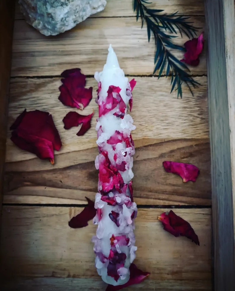 Bougie incrusté de quartz rose et pétales de rose. Utile Pour intention/rituel/manifestation image 1