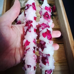 Bougie incrusté de quartz rose et pétales de rose. Utile Pour intention/rituel/manifestation image 5