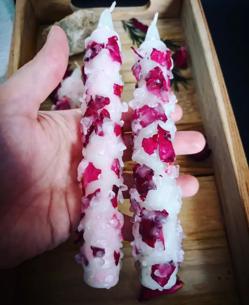 Bougie incrusté de quartz rose et pétales de rose. Utile Pour intention/rituel/manifestation image 5