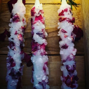 Bougie incrusté de quartz rose et pétales de rose. Utile Pour intention/rituel/manifestation image 7