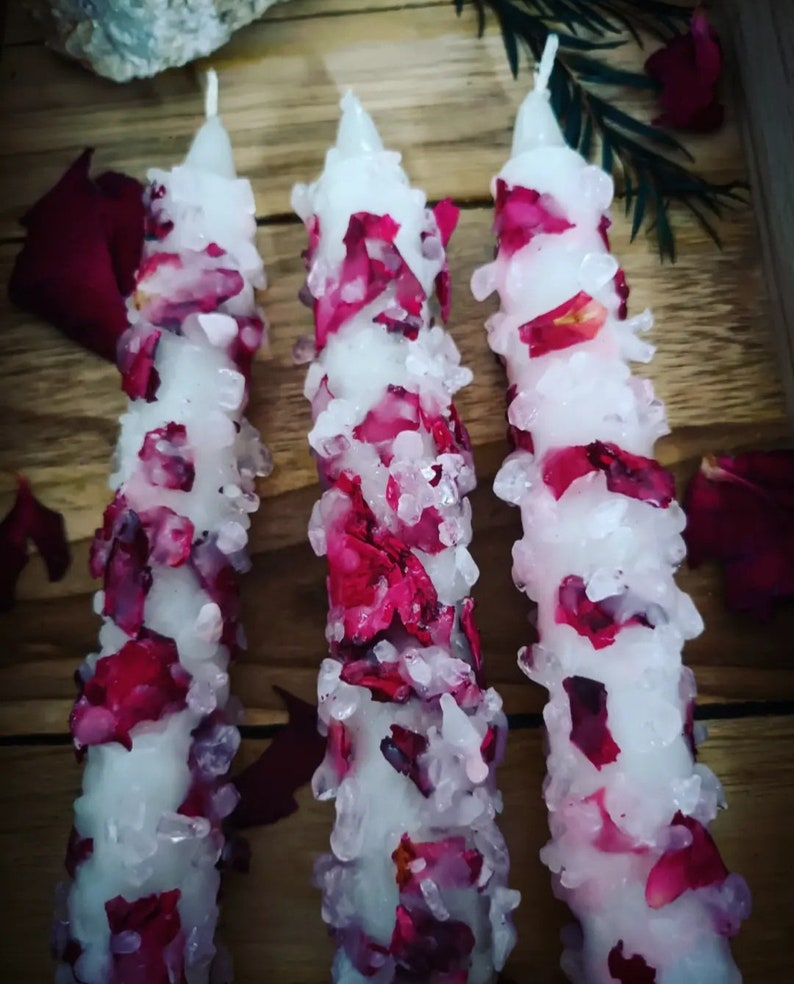 Bougie incrusté de quartz rose et pétales de rose. Utile Pour intention/rituel/manifestation image 8