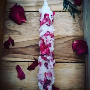 Bougie incrusté de quartz rose et pétales de rose. Utile Pour intention/rituel/manifestation image 2