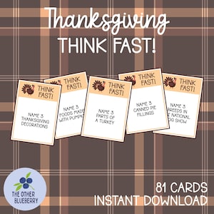 Puede incluir: Un conjunto de 81 tarjetas de juego imprimibles con un fondo de cuadros marrones y beige. Las tarjetas presentan una ilustración de pavo y el texto "Think Fast!" con varias indicaciones sobre el tema de Acción de Gracias.