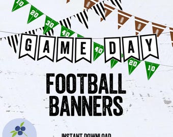 Puede incluir: Banderines de fútbol con las palabras "GAME DAY" y "FOOTBALL BANNERS" en negro. El diseño incluye banderines con gráficos de fútbol y números de yardas en verde y blanco, ideal para una fiesta deportiva.