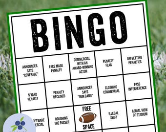 Puede incluir: Una tarjeta de Bingo verde y blanca con texto negro. La palabra "BINGO" está en la parte superior. La tarjeta incluye términos relacionados con el fútbol como "Penalty Flag" y "Fumble". Un logotipo de arándanos está en la esquina inferior izquierda.