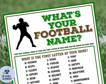 Puede incluir: Un juego de fútbol imprimible en verde y marrón. El juego pregunta "¿Cuál es tu nombre de fútbol?" e instruye a los jugadores a encontrar su nombre de fútbol usando la primera letra de su nombre y el mes en que nacieron. El juego enumera las 26 letras del alfabeto con un término de fútbol correspondiente a cada letra.