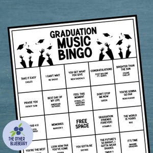 Może przedstawiać: Czarno-biała karta do gry Graduation Music Bingo z siatką tytuł&oacute;w piosenek i wykonawc&oacute;w. Nagł&oacute;wek zawiera tekst Graduation Music Bingo z sylwetkami dłoni i biret&oacute;w. Okrągłe logo zawiera napis The Other Blueberry.