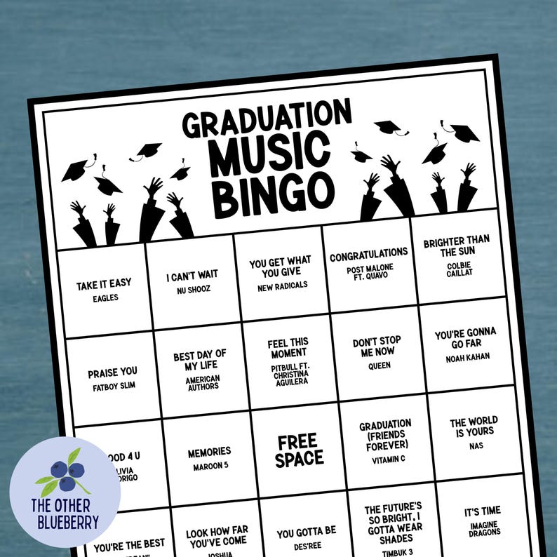 Może przedstawiać: Czarno-biała karta do gry Graduation Music Bingo z siatką tytuł&oacute;w piosenek i wykonawc&oacute;w. Nagł&oacute;wek zawiera tekst Graduation Music Bingo z sylwetkami dłoni i biret&oacute;w. Okrągłe logo zawiera napis The Other Blueberry.