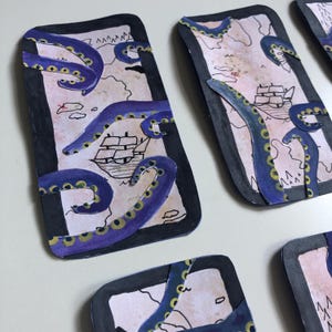 Marcapáginas con mapa del Kraken pintado a mano