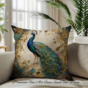 Könnte beinhalten: Ein dekoratives Kissen mit einem Pfau mit blauen, grünen und goldenen Federn. Der Pfau ist von goldenen und grünen floralen Designs auf cremefarbenem Hintergrund umgeben. Der Text "Premium Fine Art Faux Suede and Woven" befindet sich am unteren Rand des Kissens.