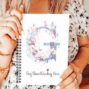Cuaderno A5 personalizado, lindo cuaderno en espiral con letras de mariposas y flores rosas, inicial con nombre personalizado, regalo de cumpleaños y Navidad personalizado para ella
