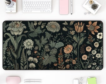 Puede incluir: Un tapete de ratón negro y verde con estampado floral sobre un fondo oscuro. El tapete de ratón presenta una variedad de flores y hojas en tonos de verde, marrón y blanco.