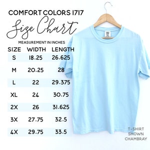 Op de afbeelding: Maattabel voor T-shirts in de maten S tot en met 4X, met de breedte- en lengtemaat in inches. De tabel is afgedrukt op een lichtblauw T-shirt met de tekst "COMFORT COLORS 1717 Size Chart" bovenaan.