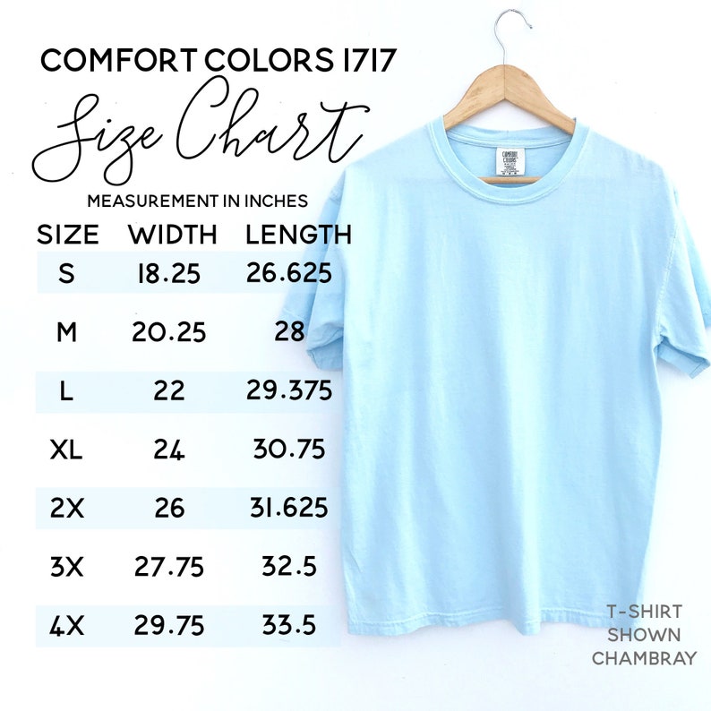 Op de afbeelding: Maattabel voor T-shirts in de maten S tot en met 4X, met de breedte- en lengtemaat in inches. De tabel is afgedrukt op een lichtblauw T-shirt met de tekst "COMFORT COLORS 1717 Size Chart" bovenaan.