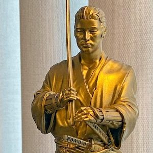 Statue de Miyamoto Musashi, le légendaire guerrier épéiste, personnage historique inspirant depuis de nombreuses générations
