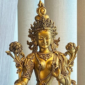 Klassische Statue der Tara, weiblicher Bodhisattva, Meditationsgottheit und Mutter der Befreiung in vielen Zweigen des Buddhismus, sowie eine Göttin im Tantra