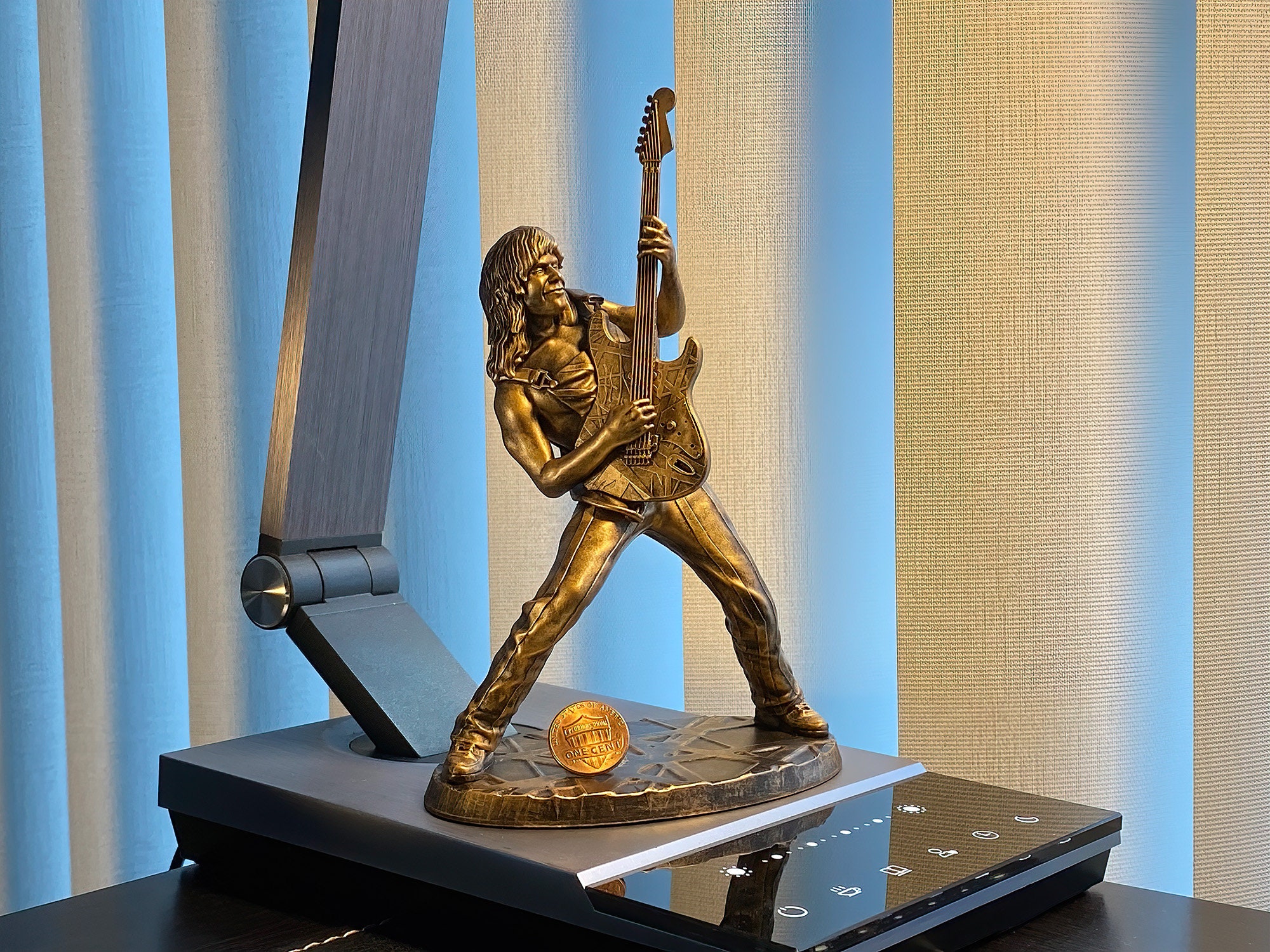 EDDIE VAN HALEN　置物　額　ピック　アート　インテリア　オブジェ Statue of Eddie Van Halen (EVH), Legendary Rock-star