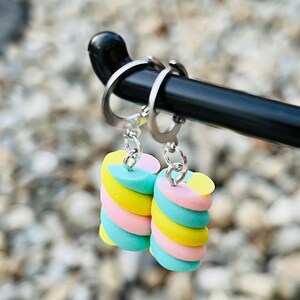 Boucles d'oreilles rétro guimauve, boucles d'oreilles fantaisie sucrées - boucles d'oreilles Huggie originales - cadeaux pour elle - boucles d'oreilles faites main - boucle d'oreille Huggie