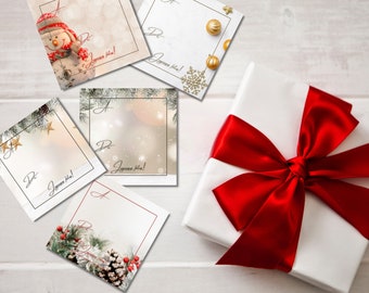 Puede incluir: Cinco etiquetas de regalo en blanco con un tema navideño. Las etiquetas están decoradas con copos de nieve, ramas de pino y un muñeco de nieve. El texto en las etiquetas dice "Joyeux Noёl!"