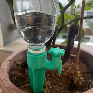 Peut inclure: Ensemble de trois tasses en céramique avec une finition mate et mouchetée. Les tasses sont de couleur crème, gris clair et gris foncé. Chaque tasse a un design simple et moderne avec une anse arrondie.