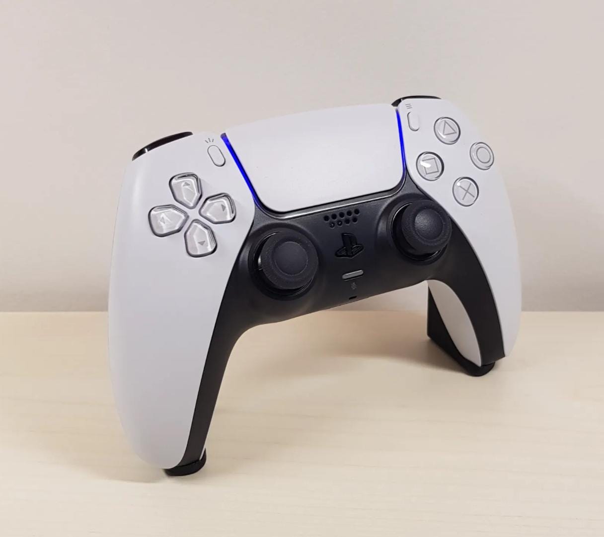 Controller DualSense PS5 personalizzato a tema bianco artico con blu